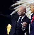 Infantino e Donald Trump durante o sorteio da Copa do Mundo   Foto:  Emilee Chinn - FIFA / Getty Images