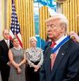 O presidente Trump dando uma medalha para si mesmo foi uma das publicações com maior repercussão sobre o prêmio da Fifa  Foto: Reprodução/X