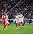 - Alex Grimm/Getty Images - Legenda: Laimer (E) abre o placar para o Bayern de Munique contra o Stuttgart  Foto: Jogada10