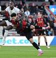 - Mike Hewitt/Getty Images - Legenda: Evanilson, do Bournemouth, disputa a jogada com Chalobah, do Chelsea  Foto: Jogada10