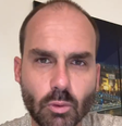 Eduardo Bolsonaro segue nos Estados Unidos e usa redes sociais para compartilhar mensagens políticas  Foto: Reprodução/Instagram/@bolsonarosp
