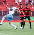  Foto: Rafael Vieira / Grêmio - Legenda: Carlos Vinícius durante disputa contra quatro jogadores do Leão pernambucano / Jogada10