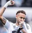  Foto: Raul Baretta / Santos - Legenda: Neymar recebe homenagem e ouve gritos de fica / Jogada10