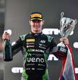 Durksen encerra o GP de Yas Marina com o primeiro lugar no pódio  Foto: Reprodução: X