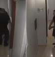 Imagens do momento da prisão mostram quando policiais entram no quarto de hotel e depois quando acusado sai algemado  Foto: Reprodução/TV Globo / Estadão