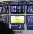 Um passageiro busca informações nos painéis que indicam a partida dos voos no aeroporto Paris Charles de Gaulle, em imagem de ilustração.  Foto: Reuters/Gonzalo Fuentes / RFI