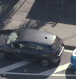Carro foi alvejado por criminosos na Barra da Tijuca  Foto: Reprodução/TV Globo