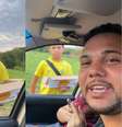 Motorista viralizou nas redes depois de notar erro no PIX e pagar para menino as paçocas já compradas por outras pessoas  Foto: Reprodução/brunopereira.ofc/Instagram