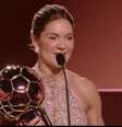 Gabi Zanotti recebe a Bola de Ouro, da ESPN  Foto: Reprodução/ESPN