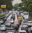 Chuva deixa o trânsito lento e congestionado pela Avenida Washington Luiz, na região do Aeroporto de Congonhas, na zona sul da cidade de São Paulo, neste início de tarde chuvosa de terça-feira, 9 de dezembro de 2025.  Foto: RENATO S. CERQUEIRA/ATO PRESS/ESTADÃO CONTEÚDO