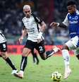 Yuri Alberto e Memphis Depay comemoram o gol que deixou o Corinthians com vantagem no duelo –  Foto: Reprodução / Jogada10