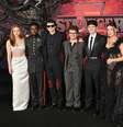 Sadie Sink, Caleb McLaughlin, Finn Wolfhard, Gaten Matarazzo, Noah Schnapp e Millie Bobby Brown na première de Stranger Things  Foto: Axelle/Bauer-Griffin/FilmMagic