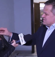Senador tenta desligar microfone de repórter durante entrevista e gera polêmica  Foto: Reprodução
