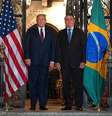 Trump e Bolsonaro em 2020; analista avalia que disposição do presidente americano para ajudar brasileiro foi suspensa por enquanto  Foto: Getty Images / BBC News Brasil