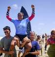 Juliana Santos é campeã da etapa da WSL na Praia do Futuro, em Fortaleza, após final contra a conterrânea Silvana Lima  Foto: Christian Bender/WSL