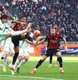 Nkunku, do Milan, disputa a jogada com Pinamonti, do Sassuolo –  Foto:   Marco Luzzani/Getty Images / Jogada10