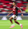 BH posa com a medalha da Copa Challenger, que estava em jogo no duelo contra o Pyramids. Agora, ele quer a medalha do título maior. Fotos: Gilvan de Souza / Flamengo  Foto: Jogada10