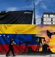 Um homem usando uma máscara e passando em frente a um mural com uma máquina de extração de óleo e a bandeira da Venezuela  Foto: AFP via Getty Images / BBC News Brasil