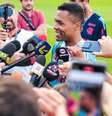 Alex Sandro, do Flamengo, fala com a imprensa após treino em Doha –  Foto: Gilvan de Souza/Flamengo / Jogada10