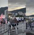 Polícia intervém e impede ataque de alguns membros da torcida organizada do Vasco a torcida do Fluminense, no Maracanã –  Foto: Reprodução / Jogada10