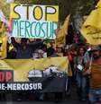 Manifestantes em protesto convocado pelos agricultores franceses e pela Confederação Camponesa contra o acordo de livre comércio entre a União Europeia e os países sul-americanos do Mercosul, em Paris, França, em 14 de outubro de 2025.  Foto: REUTERS - Stephane Mahe / RFI