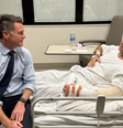 Homem que desarmou um dos atiradores do atentado na praia em Sydney, na Austrália, aparece em 1ª foto no hospital  Foto: Reprodução/X/@ChrisMinnsMP