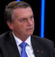 Jair Bolsonaro em entrevista ao 'Jornal Nacional' na campanha eleitoral de 2022: no fim, renovou a concessão da 'inimiga' Globo  Foto: Reprodução/TV