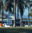 Dois ônibus foram atravessados na Estrada do Galeão na manhã desta terça-feira, 16  Foto: Reprodução