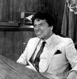 O apresentador Silvio Santos em reunião com o presidente João Figueiredo, em 1981. O encontro foi decisivo para a outorga da concessão de TV que deu origem ao SBT (Sistema Brasileiro de Televisão), após a extinção da Rede Tupi  Foto: Reprodução/Memórias da Ditadura/Luiz Antônio / Agência O Globo - 17/01/1984