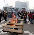 Manifestantes com tratores diante do Parlamento Europeu, em Estrasburgo, na França, protestam contra acordo UE-Mercosul e crise sanitária.  Foto: AFP - FREDERICK FLORIN / RFI