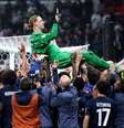 Elenco do PSG celebra título mundial após vitória contra o Flamengo, nos pênaltis, na Copa Intercontinental  Foto: Mohamed Farag - FIFA/FIFA via Getty Images