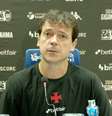 Diniz conversa com Vegetti antes de colocar o argentino em campo –  Foto: Reprodução de TV / Jogada10