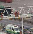 A operação de resgate durou pouco mais de 1 hora e travou o trânsito no Rio de Janeiro  Foto: Reprodução/TV Globo