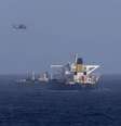 Um helicóptero militar americano sobrevoa o Centuries, navio de bandeira panamenha que foi interceptado pela Guarda Costeira dos Estados Unidos, no mar do Caribe, em 20 de dezembro de 2025.  Foto: © Department of Homeland Security via Reuters / RFI