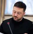 Foto registrada na terça-feira (23) e publicada nesta quarta-feira (24) pela presidência ucraniana mostra Volodymyr Zelensky durante uma coletiva de imprensa com jornalistas em Kiev.  Foto: © AFP - HANDOUT / RFI