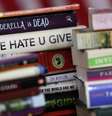 Censura de livros dispara nos EUA em meio à 'guerra cultural' de apoiadores de Trump.  Foto: Getty Images via AFP - KEVIN DIETSCH / RFI