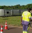 ônibus tombou em uma rotatória da Rodovia Brigadeiro Faria Lima (SP-326), na entrada de Jaboticabal.  Foto: Reprodução/TV Globo / Estadão