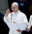 O Papa Leão XIV durante um encontro com os funcionários da Cúria Romana, do Governatorato do Estado da Cidade do Vaticano e do Vicariato de Roma e suas famílias, para a troca de votos natalinos. Vaticano, 22 de dezembro de 2025.  Foto: REUTERS - Remo Casilli / RFI