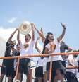 Jogadores do Corinthians comemoram o título da Copa do Brasil em frente à Neo Química Arena.  Foto: Felipe Rau/Estadão / Estadão