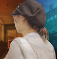 Uma colagem digital mostra a jovem chinesa Baobao de perfil e de costas, usando óculos e um boné cinza. À esquerda, há uma imagem em tom alaranjado de um corredor com grades nas janelas; à direita, uma imagem em tom azulado da fachada da escola que ela frequentou, com corredores abertos protegidos por grades e inscrições em chinês  Foto: BBC News Brasil