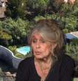 Brigitte Bardot na última aparição na TV, em maio de 2025; ao fundo, a propriedade La Madrague, na Riviera Francesa, onde ela morou de 1958 até a sua morte  Foto: Fotomontagem: Sala de TV (Foto: BFMTV/YouTube)