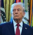 Donald Trump com olhar sério, em frente a bandeiras  Foto: Anna Moneymaker/Getty Images / BBC News Brasil