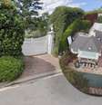 A discreta entrada da casa de Rob Reiner e Michele Singer-Reiner, mortos provavelmente pelo filho com dependência química  Foto: Reprodução e Google Maps
