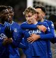 Murillo (do Nottingham, de vermelho) tenta evitar que Dibling (do Everton) leve a melhor.  Mas, no fim,seu time perdeu.  Foto: Clive Mason/Getty Images / Jogada10