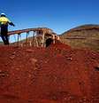 Pilha de minério de ferro na mina de minério de ferro Solomon da Fortescue, localizada no Vale dos Reis, cerca de 400 km ao sul de Port Hedland, na região de Pilbara, Austrália Ocidental
02/12/2013
REUTERS/David Gray  Foto: Reuters
