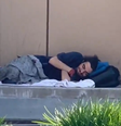 Ex-ator Tylor Chase dormindo na rua em Riverside, na Califórnia, nos Estados Unidos  Foto: Reprodução/Redes sociais/TMZ