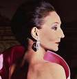 Jacqueline de Ribes posou para grandes fotógrafos usando vestidos criados por lendários estilistas  Foto: Reprodução/MET Museum