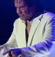 Roberto Carlos perdeu a paciência, mais uma vez, com quem o atrapalhou durante a cantoria  Foto: Reprodução/TikTok/@velloso