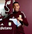 Alysson no momento da assinatura do novo contrato –   Foto: Divulgação / Aston Villa / Jogada10