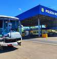 Motorista utilizando capacete em ônibus sem para-brisa  Foto: Divulgação/PRF